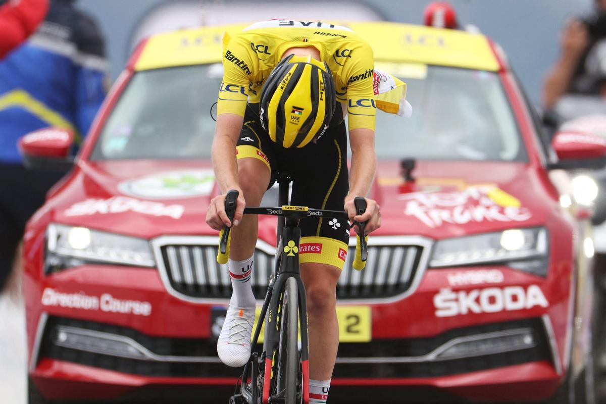 Tadej Pogacar, este miércoles, entrando en meta tras perder el maillot amarillo.