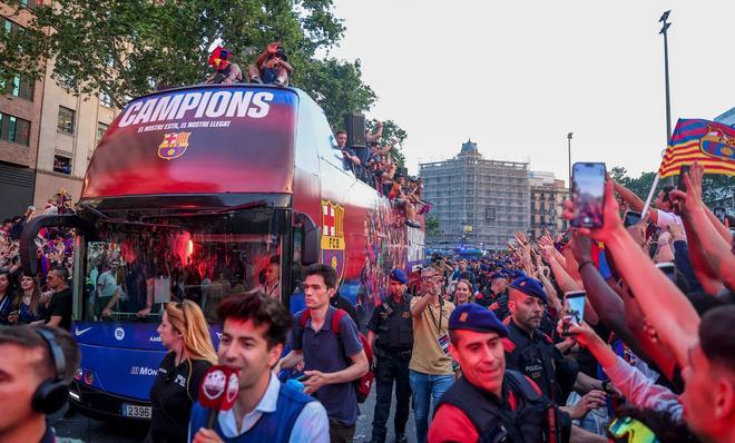 ¡De locos! Las mejores imágenes de una ciudad entregada al Barça