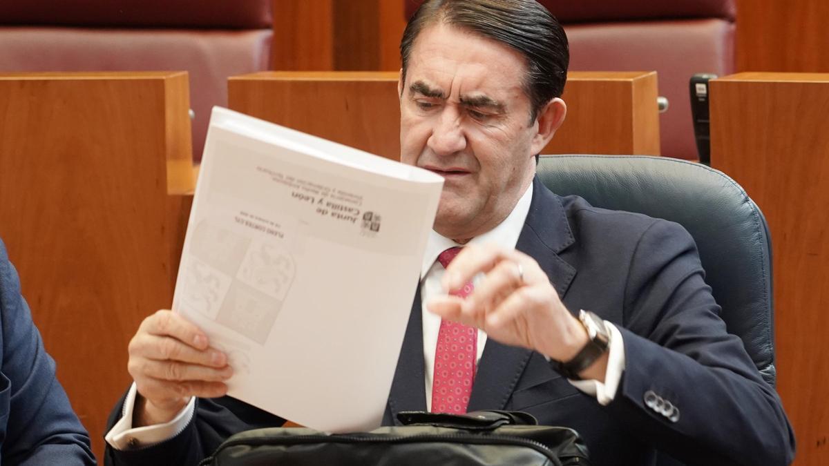 El consejero Suárez-Quiñones durante el pleno de esta tarde.