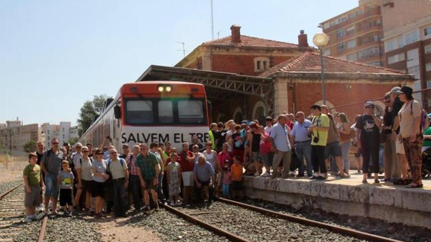 El grupo posó simbólicamente en Alcoi.