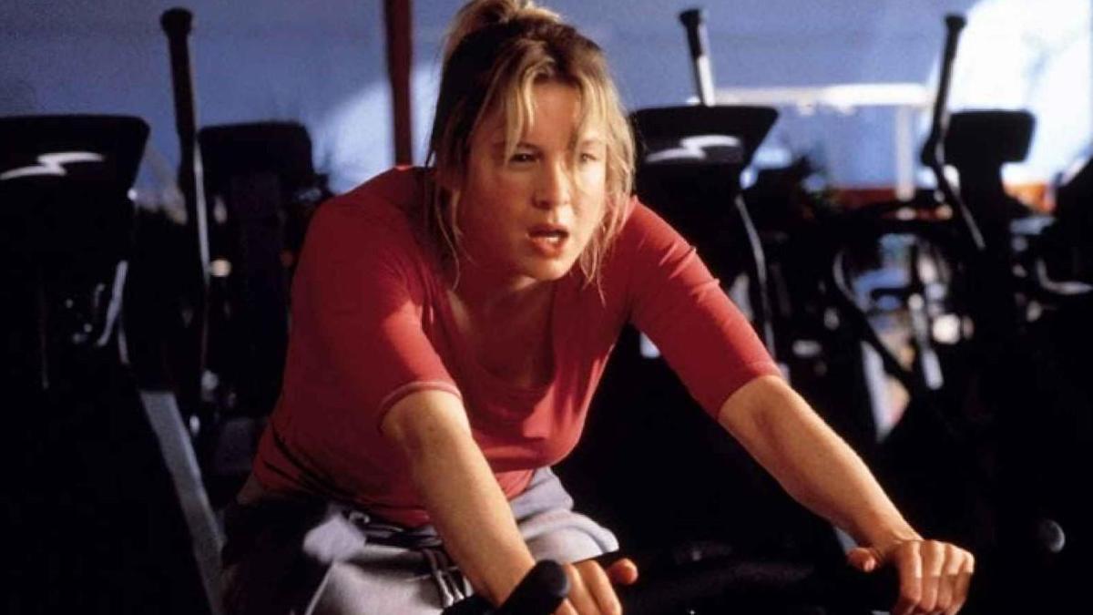 Una mujer hace deporte en una máquina del gimnasio