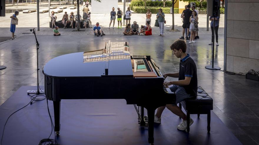 El Auditorio pone fin a su 30 aniversario con una experiencia única: &quot;No todos los días se puede tocar el piano en la calle&quot;