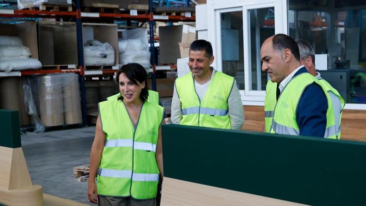 Lorenzana en las instalacións de Carpintería Ceyeda en Ponte Caldelas