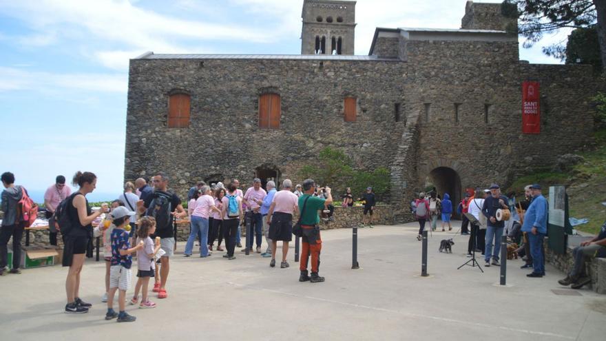 Participants en la Pujada a Sant Pere de Rodes davant del monestir. | SANTI COLL