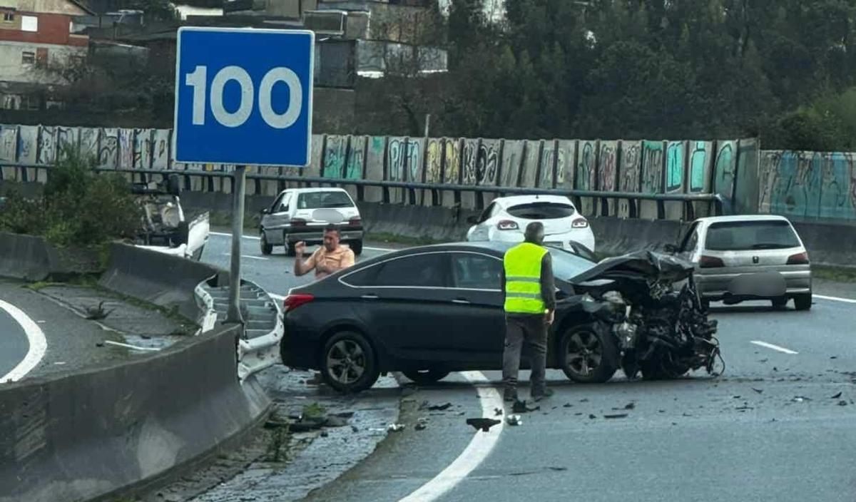 Uno de los coches implicados en el accidente en la VG-20 este lunes
