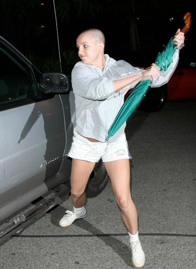 Britney Spears rapada y agrediendo a paraguazos a los paparazzis