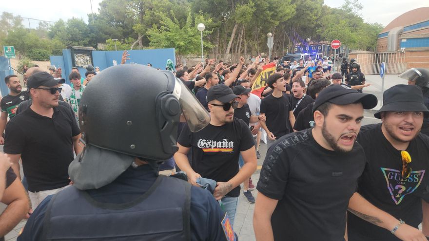 Hinchas del Elche CF llegan al Rico Pérez escoltados por la Policía e insultando al Hércules