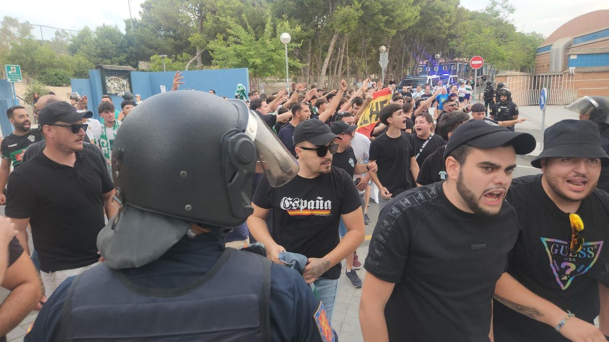 Hinchas del Elche CF, escoltados por la Policía a su llegada al Rico Pérez