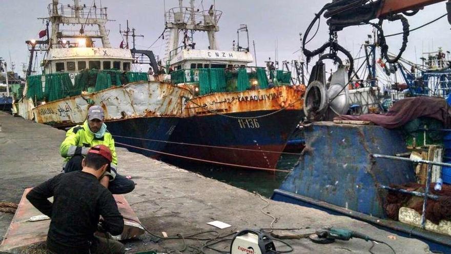 Tareas de reparación en pesqueros amarrados en el puerto marroquí de Dakhla. // A.A.