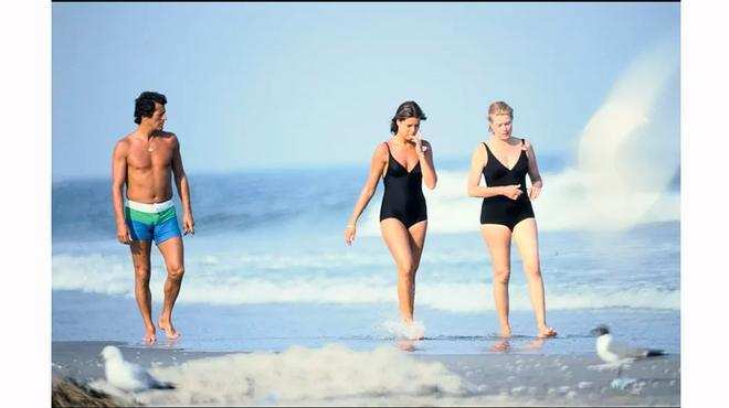 Grace Kelly y Carolina de Mónaco luciendo un bañador negro.