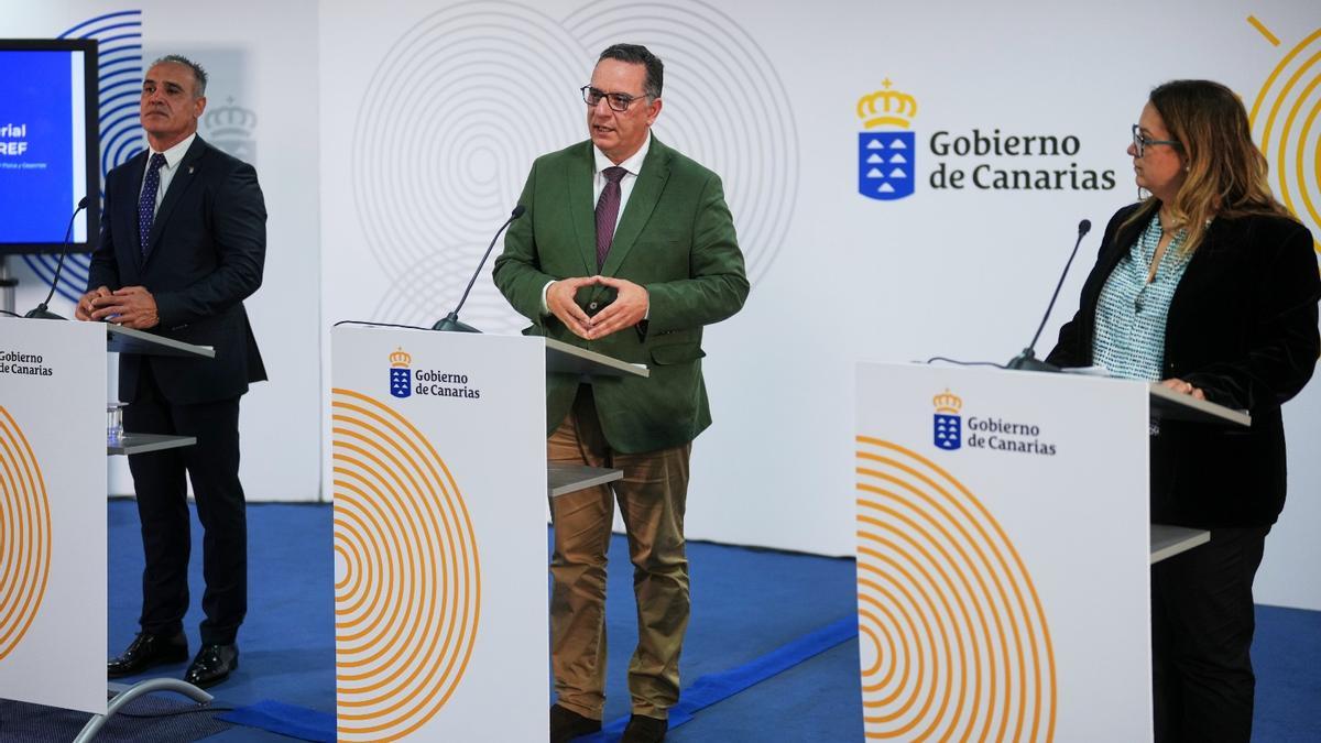 José Ramón Barrera, Poli Suárez y Beatriz Suárez, en la presentación del material didáctico del REF.