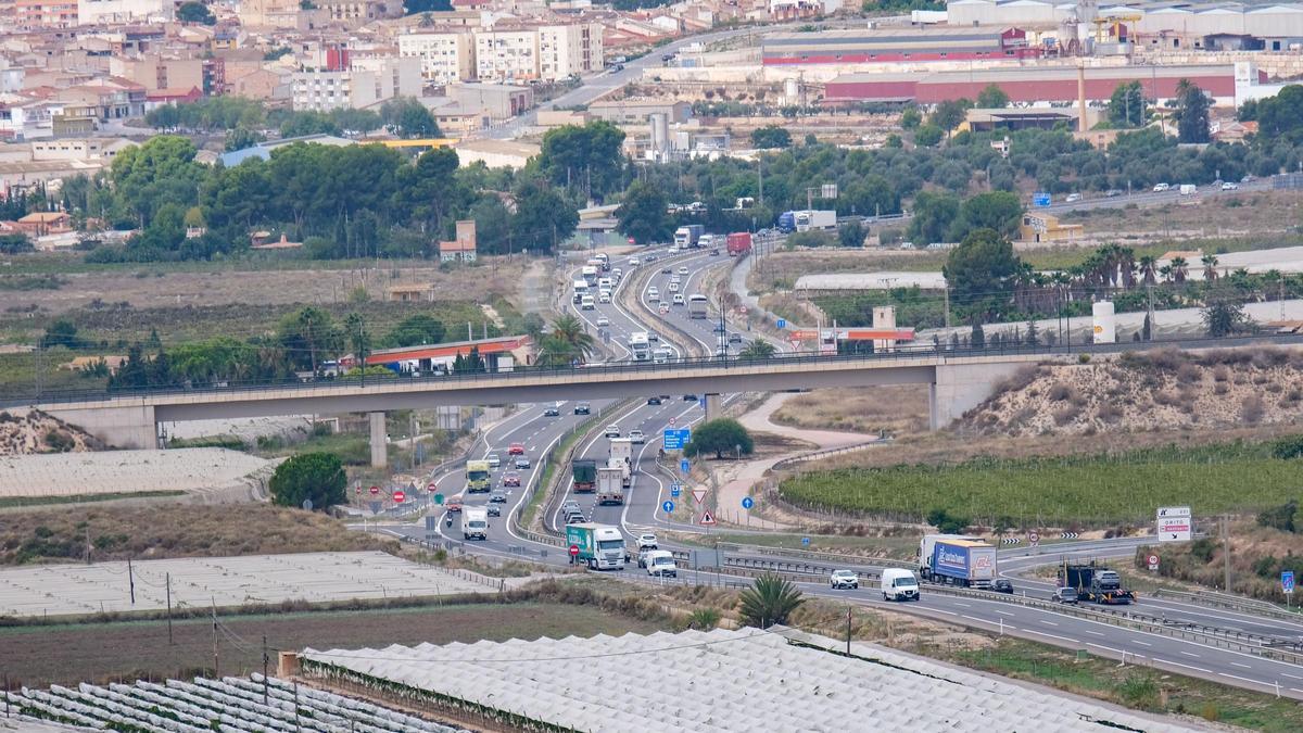Trazado de la autovía A-31 junto al casco urbano de Monforte del Cid, uno de los municipios que sufre más molestias por el ruido del tráfico.