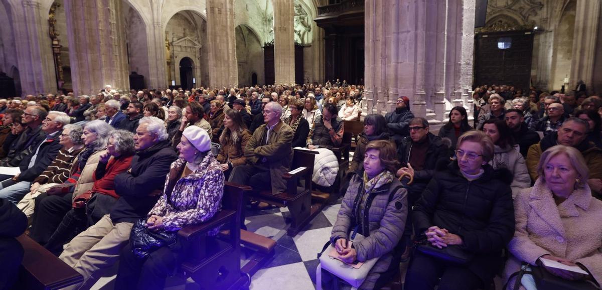 Las naves de la basílica ovetense, llenas de público, durante el concierto coral.  | LUISMA MURIAS