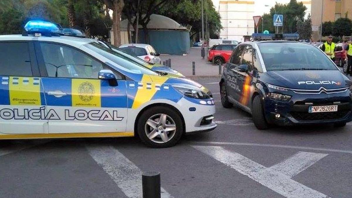 Vehículos de la Policía Local y Nacional en una imagen de archivo.