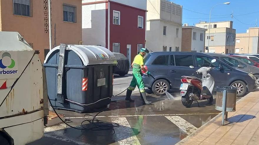 Un operario de Urbaser en uno de los turnos de Santa Pola