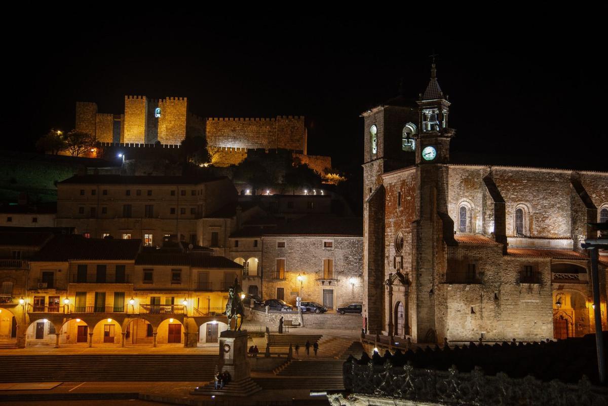 Panorámica nocturna de la Plaza Mayor de Trujillo.