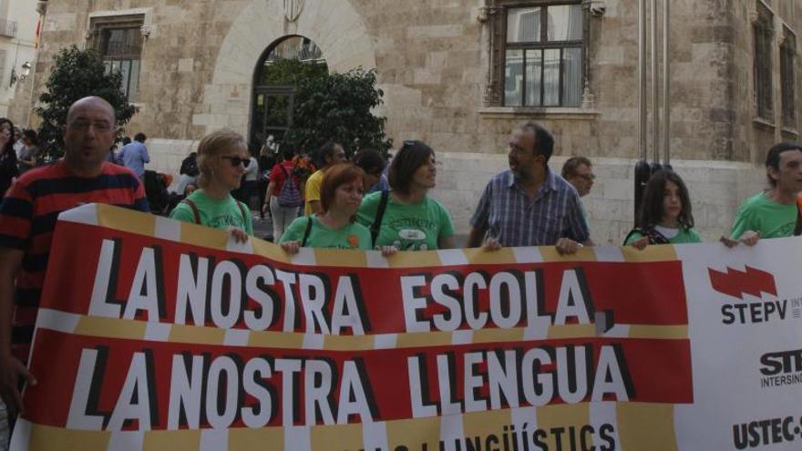 Protesta por los derechos lingüísticos, ante el Palau.