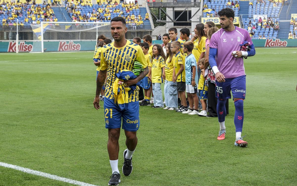 Jonathan Viera Ramos se dirige al banquillo del Gran Canaria, antes de medirse al Málaga el 31 de agosto.