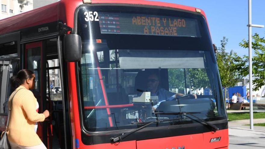 Una usuaria sube al autobús, en la Marina.