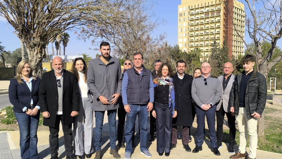 Concejales y diputados de Vox, en la puerta del antiguo Hospital Naval.