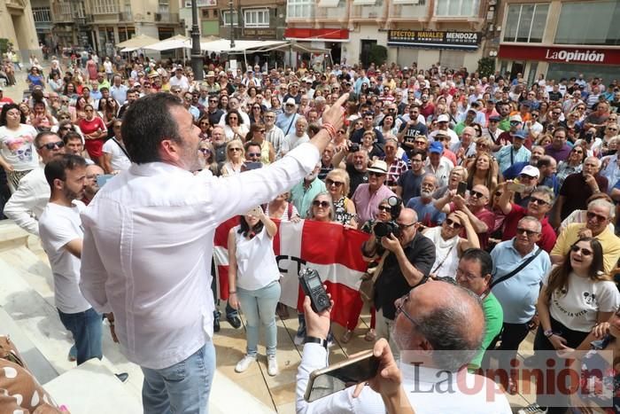 Cientos de personas protestan frente al Ayuntamiento de Cartagena por el pacto entre PP, PSOE y Cs