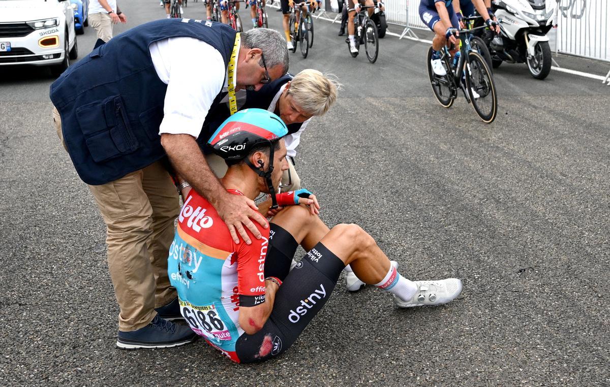 Nogaro (France), 04/07/2023.- Italian rider Jacopo Guarnieri of team Lotto Dstny sits on the street following a crash towards the end of the 4th stage of the Tour de France 2023, a 181,8km race from Dax to Nogaro, France, 04 July 2023. (Ciclismo, Francia) EFE/EPA/FRANCK FAUGERE / POOL