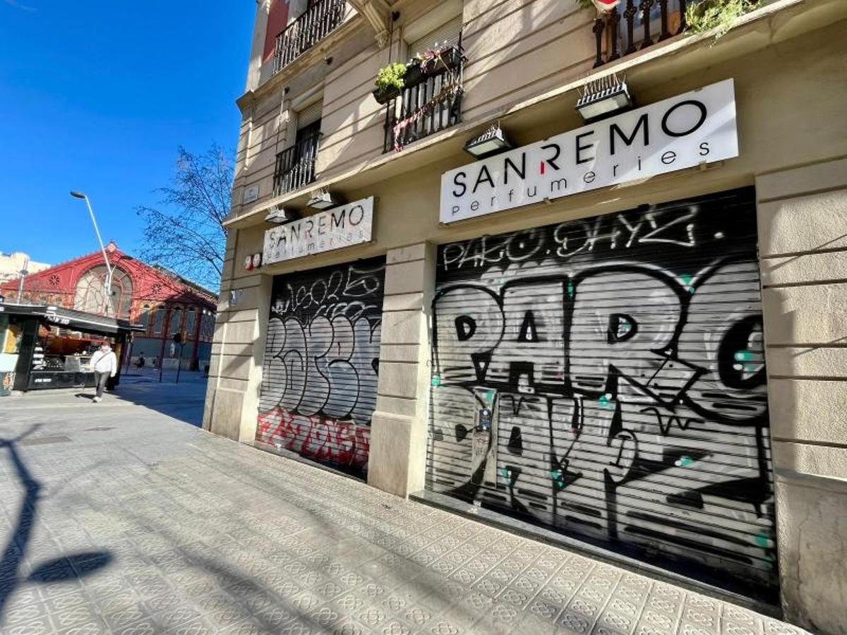 Local en Barcelona de una cadena de perfumerías que cierra sus tiendas..JPG