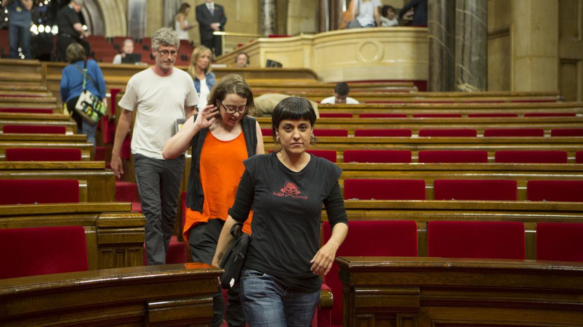 Diputados de la CUP, con Anna Gabriel al frente, abandonan el hemiciclo del Parlament tras rechazar los presupuestos del Govern de Puigdemont.