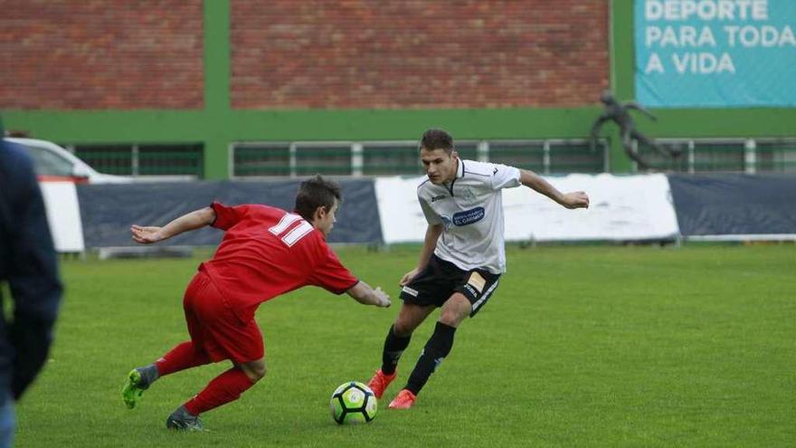 Un jugador del Ourense CF controla un balón en un partido en O Couto. // Jesús Regal