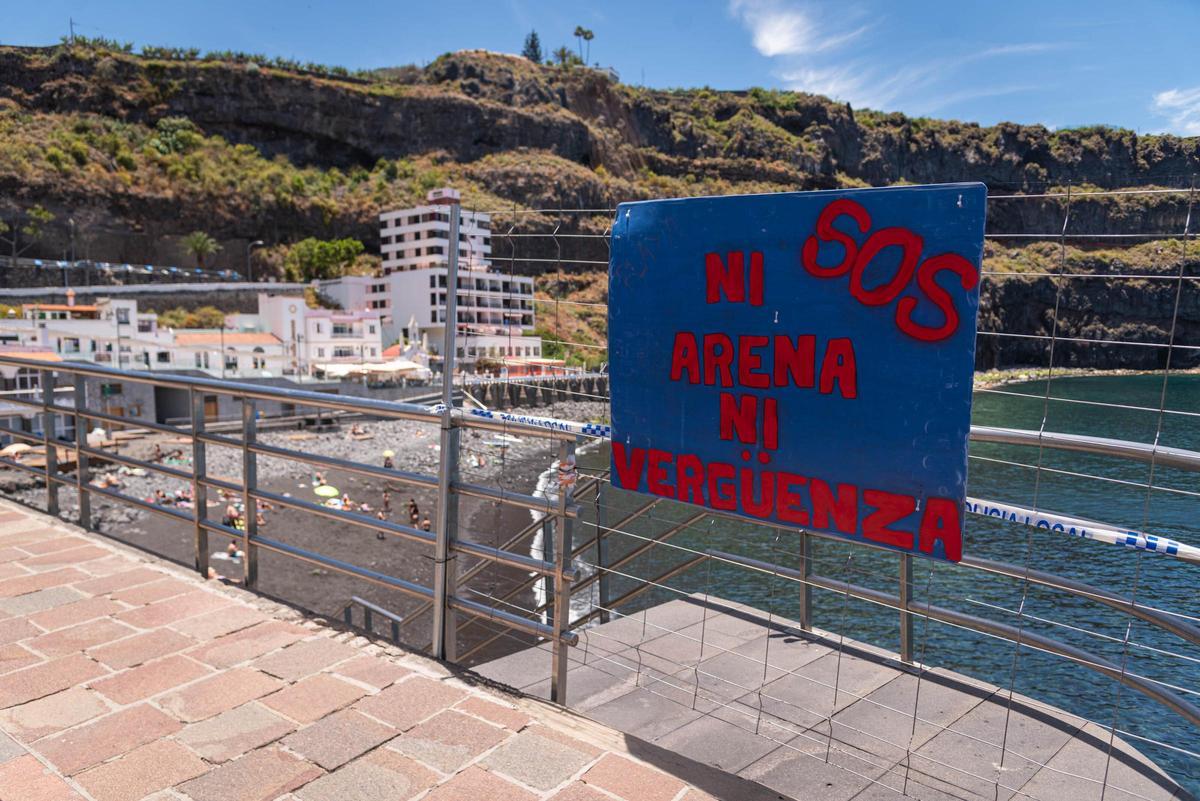 Cartel de denuncia sobre las esclaras de la playa