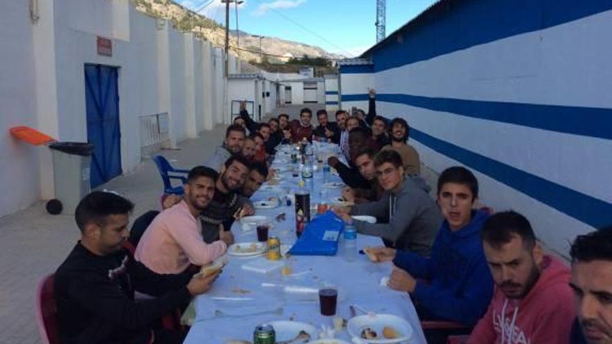 La plantilla, ayer, en el transcurso del almuerzo.