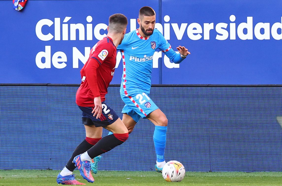 Carrasco encara a un defensa de Osasuna en el partido en Pamplona.