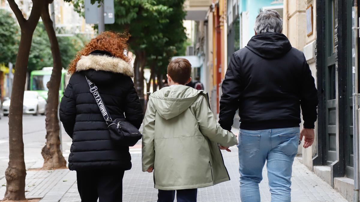 Una familia paseando por una calle de Córdoba.