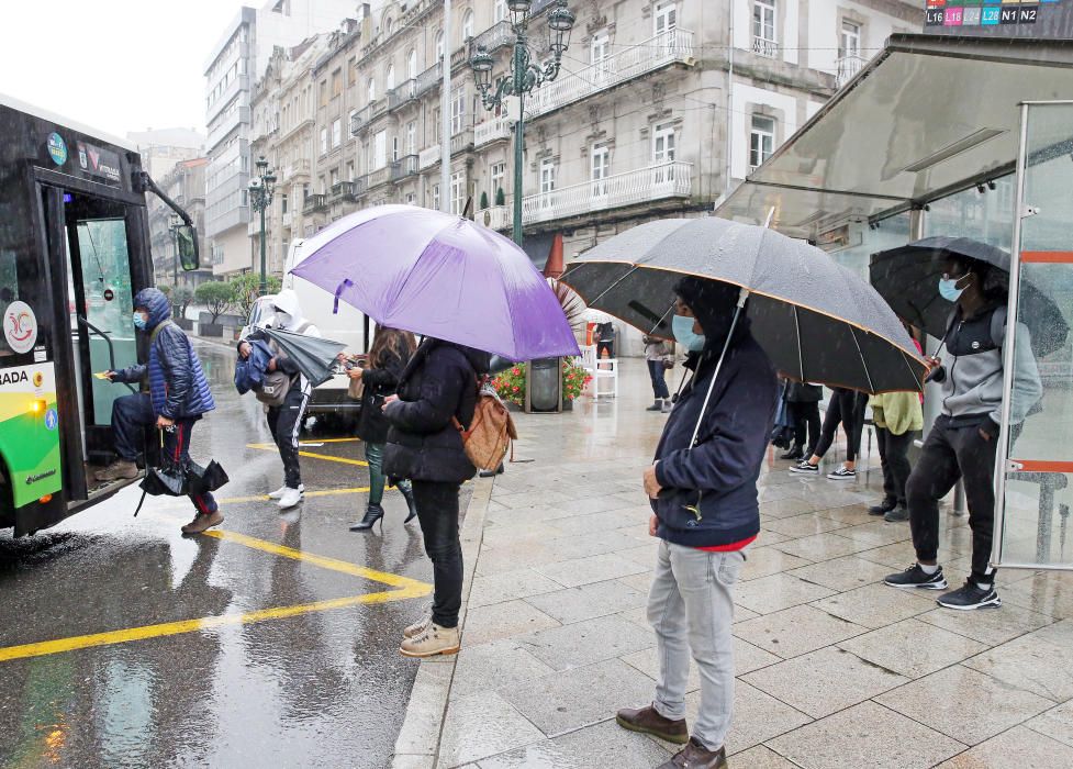 Los viandantes en el centro de Vigo se pertrecharon con paraguas