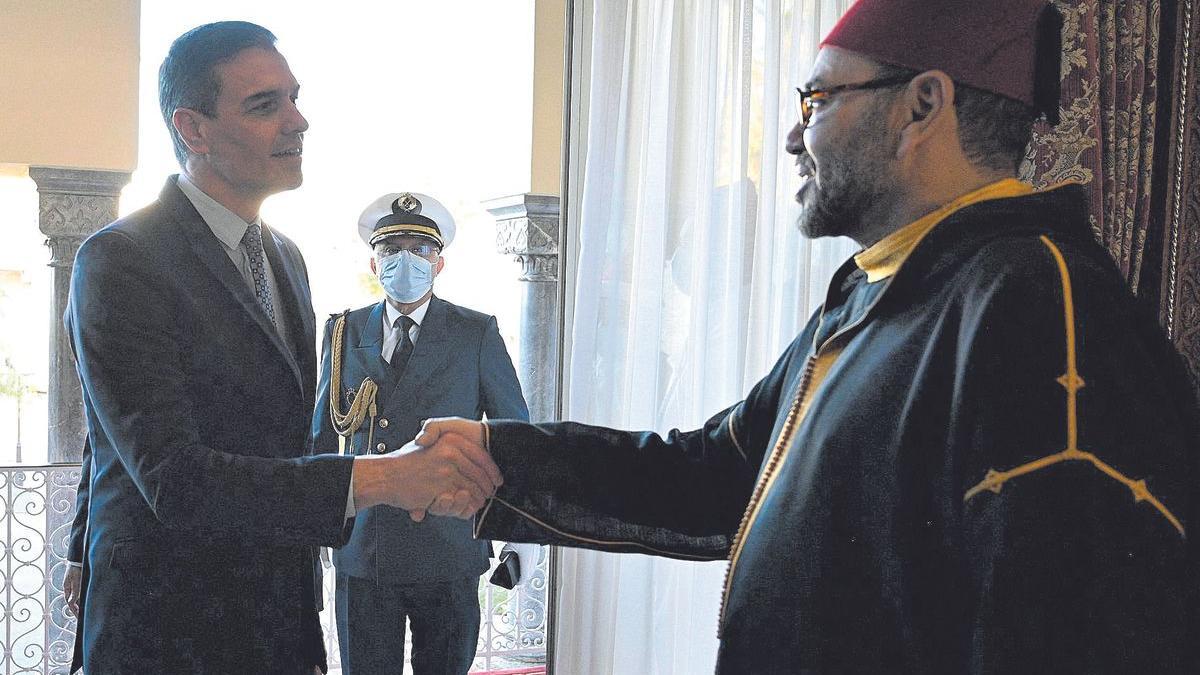 El presidente del Gobierno, Pedro Sánchez, saluda a Mohamed VI, durante su reciente viaje a Rabat.