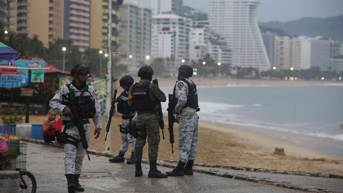 Miembros del Ejército patrullan en una playa cercana a Acapulco (México) amenazada por el huracán 'Otis'.