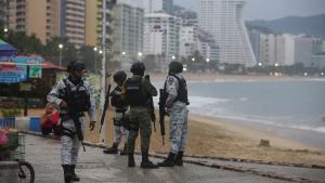 Miembros del Ejército patrullan en una playa cercana a Acapulco (México) amenazada por el huracán Otis.