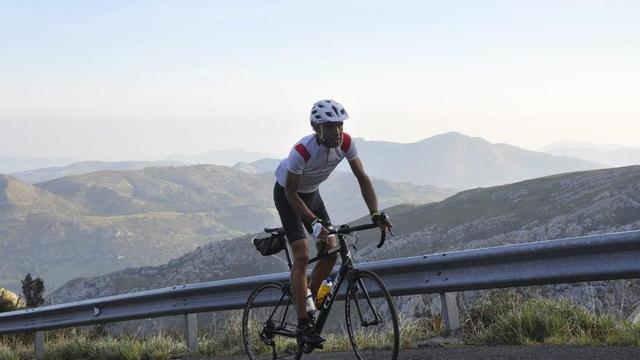 Borja Ortiz subiendo el puerto de los Machucos,  en Cantabria. | JOSÉ MANUEL SAMPERIO
