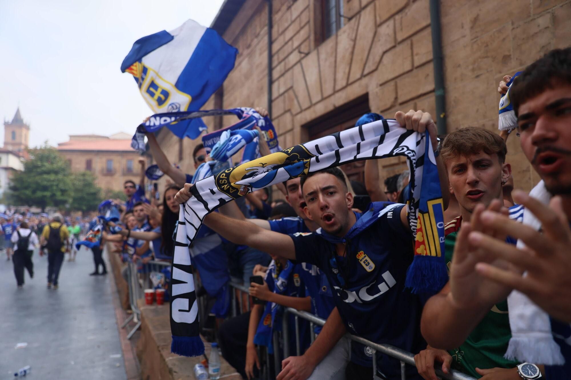 Locura azul en las calles de Oviedo para celebrar el ascenso del equipo a Primera División