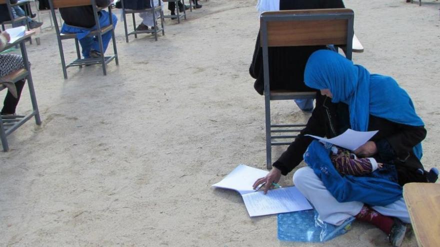 Jahantab Ahmadi, haciendo el examen.