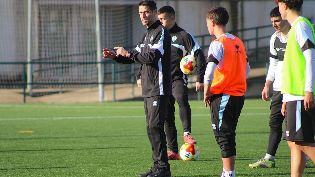 Óscar López, durante un entrenamiento del Castellón B en Gaetà Huguet.