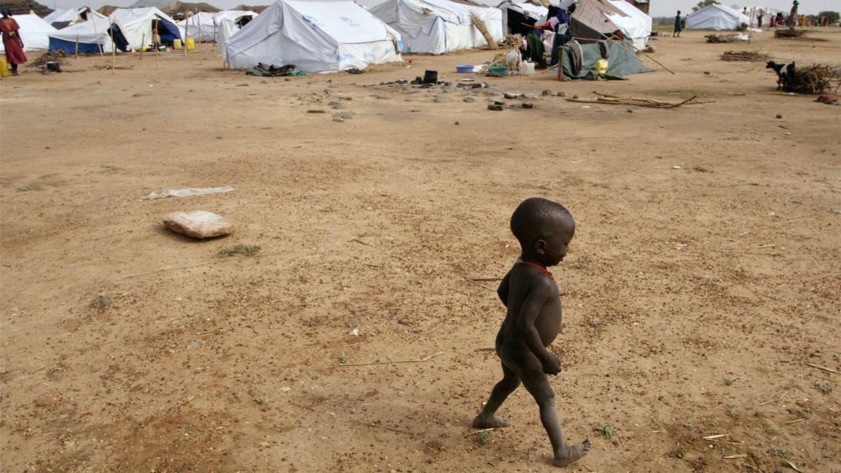 Un niño sudanés camina por un campo de refugiados al sur de Juba, en abril del 2006.