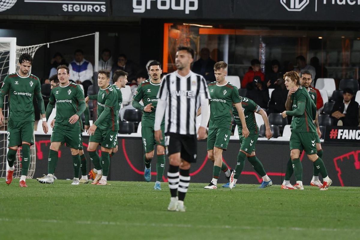La derrota en casa del FC Cartagena frente al Eibar, en imágenes