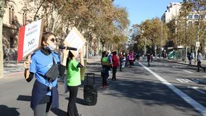 Varias mujeres, en la concentración feminista de Barcelona, a la altura de la plaza de la Universitat.