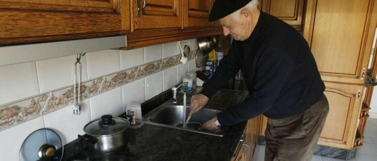 Lois Antón Pérez friega sus utensilios de cocina en su casa de Celanova. // Jesús Regal