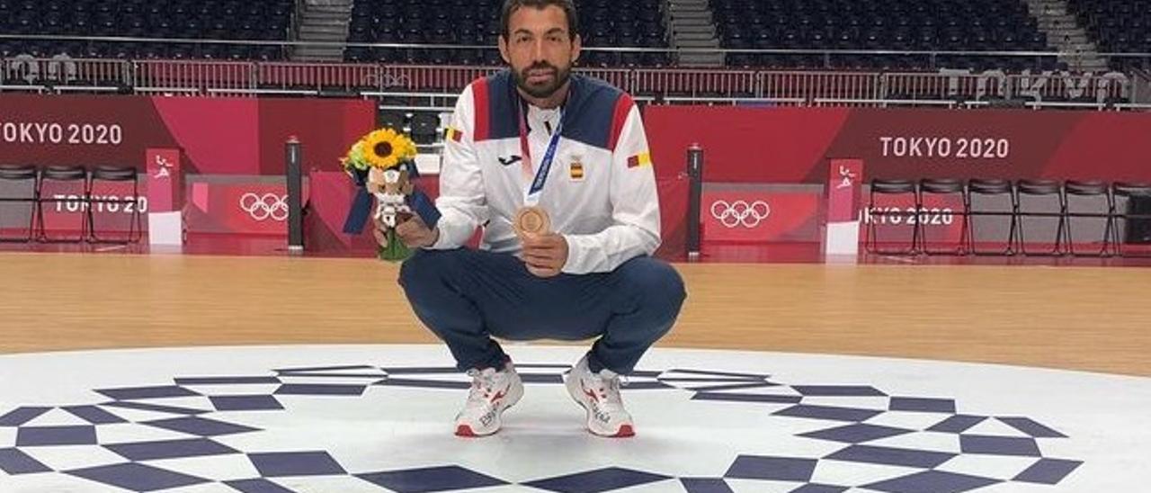 Dani Sarmiento luce la medalla de bronce conquistada en los Juegos Olímpicos de Tokio 2020