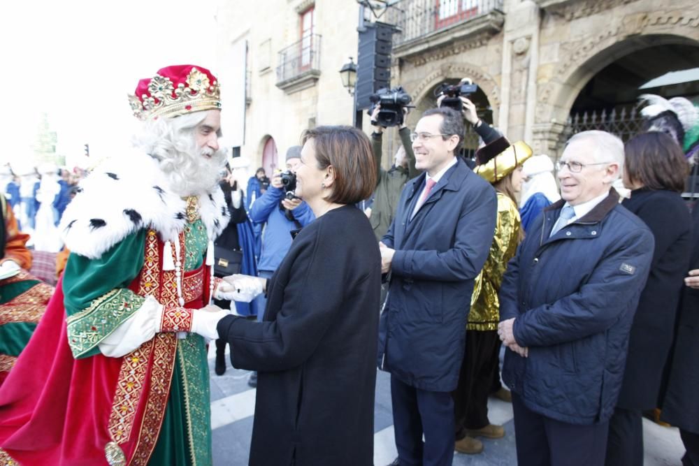 Una multitud recibe a los Reyes Magos en Gijón.