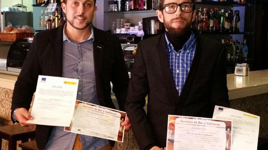 Rubén Bustamante y Jesús Anaya muestran sus diplomas.