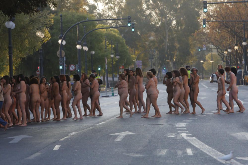 Spencer Tunick desnuda a 2.000 personas en València frente a las Torres de Serranos