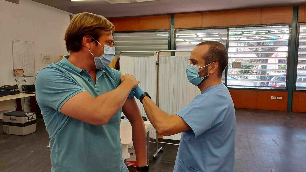 Antonio Repullo se vacuna en el centro cívico Norte.